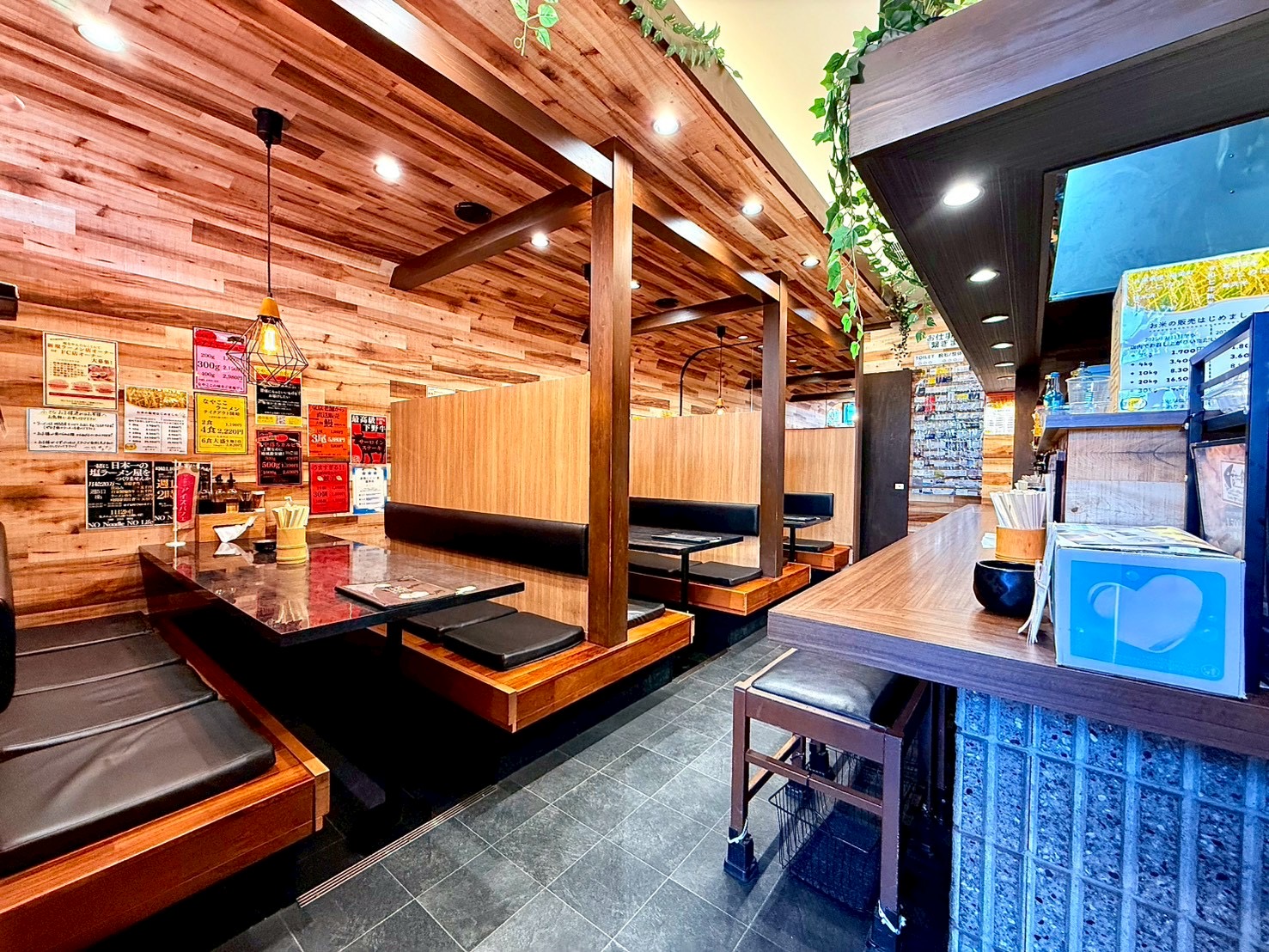木目調のおしゃれな店内